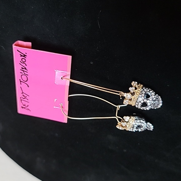 New Vintage! BETSEY JOHNSON Dark Shadows Collection Black Skull Queen Earrings. - Picture 3 of 9